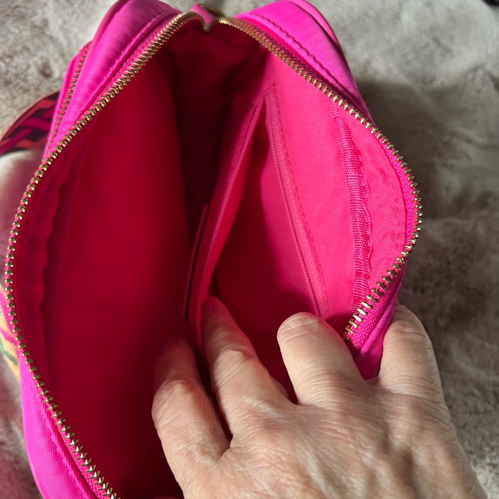 Chic Pink Crossbody Bag with Patterned Strap - Picture 4 of 6